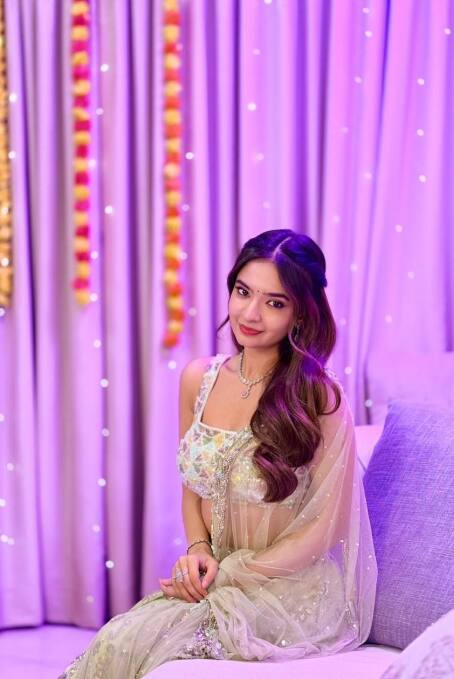 अपने लुक को कंप्लीट करने के लिए, अनुष्का ने अपने आउटफिट को झुमकों और मैचिंग नेकलेस के साथ स्टाइल किया है. जिससे उनके आउटफिट की चमक और भी बढ़ गई.