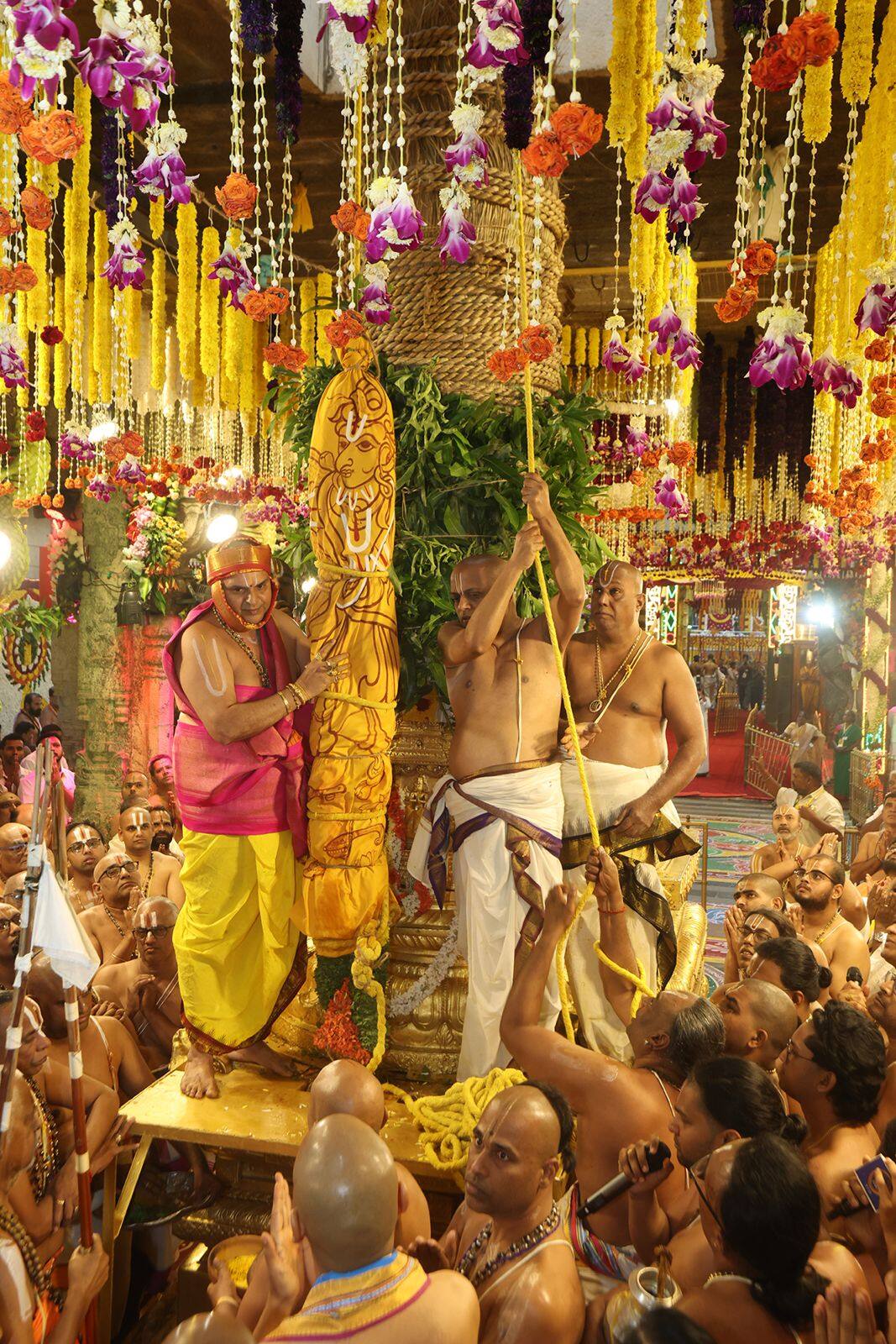 Tirumala Brahmotsavam 2025: బ్రహ్మోత్సవ ధ్వజారోహణం రోజున శ్రీవారికి భారీ కానుక- స్వర్ణ యజ్ఞోపవీతం ఇచ్చిన భక్తులు 