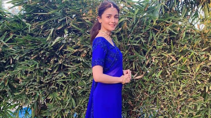 Alia styled her royal blue saree with a golden necklace and a matching maang tika. She tied her hair into a sleek ponytail for a neat finish. (Image Source: Instagram/ aliaabhatt)