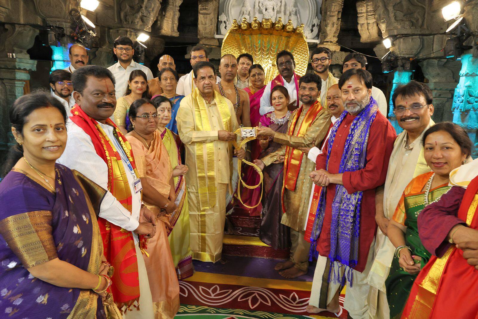 Tirumala Brahmotsavam 2025: బ్రహ్మోత్సవ ధ్వజారోహణం రోజున శ్రీవారికి భారీ కానుక- స్వర్ణ యజ్ఞోపవీతం ఇచ్చిన భక్తులు 
