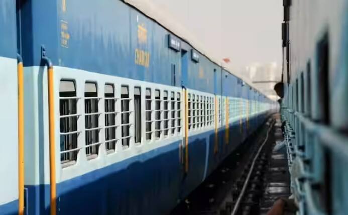 જો કોઈ મુસાફર ટિકિટ ટ્રાન્સફર કરવા માંગે છે તો તેમણે મુસાફરીના ઓછામાં ઓછા 24 કલાક પહેલા રેલવે કાઉન્ટર પર અરજી સબમિટ કરવી આવશ્યક છે. અરજી લેખિતમાં હોવી જોઈએ અને તેની સાથે ઓળખનો પુરાવો હોવો જોઈએ.