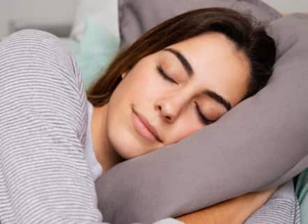 नींद में सुधार: सुबह दौड़ने वाले लोग रात में जल्दी और गहरी नींद लेते हैं. यह शरीर की प्राकृतिक सर्कैडियन रिदम को संतुलित करता है.