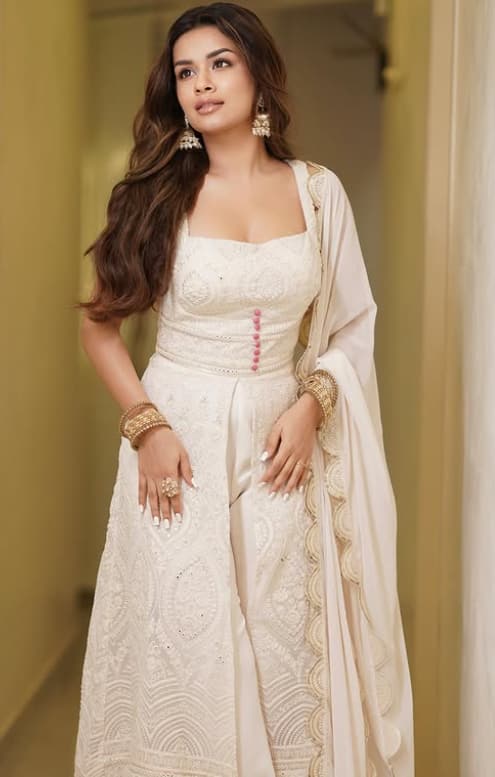 अवनीत इस व्हाइट ट्रेडिशनल ड्रेस में भी प्यारी दिख रही हैं. हैवी झुमके, बैंगल्स और रिंग्स के साथ उनका लुक काफी हसीन लग रहा है.