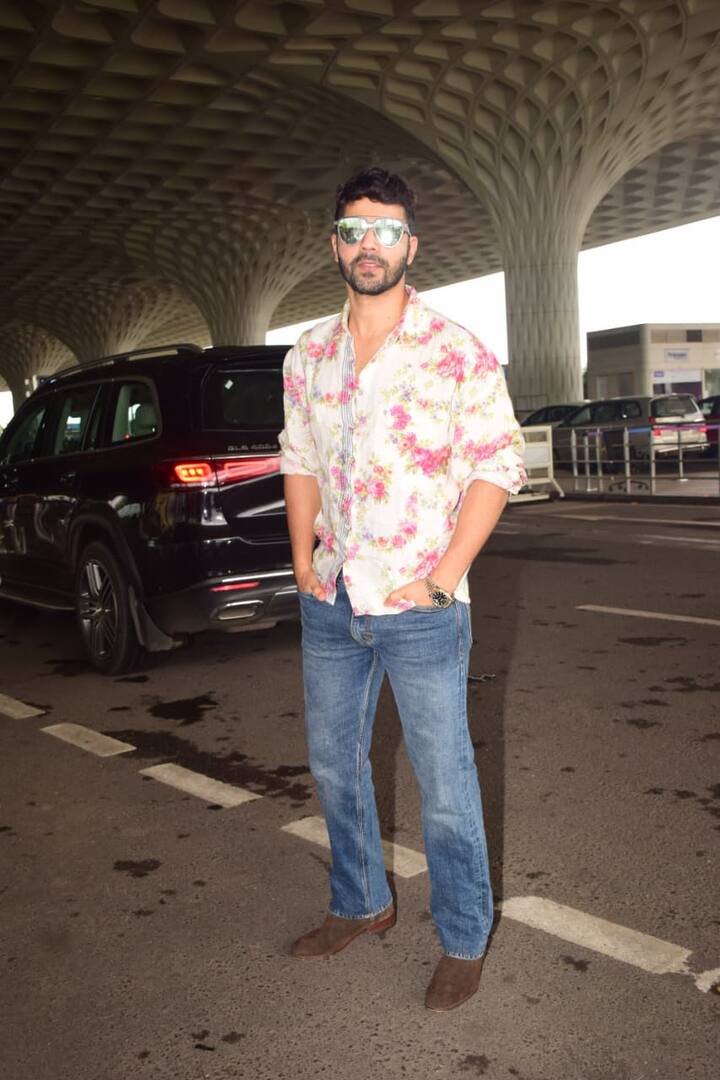 वरुण धवन, जाह्नवी कपूर और रोहित सराफ का हाल ही में एयरपोर्ट पर देखा गया लुक फैशन लवर में चर्चा का टॉपिक बन गया है. तीनों ने अपने-अपने अंदाज़ में अलग-अलग स्टाइल दिखाकर फैन्स का ध्यान खींचा.