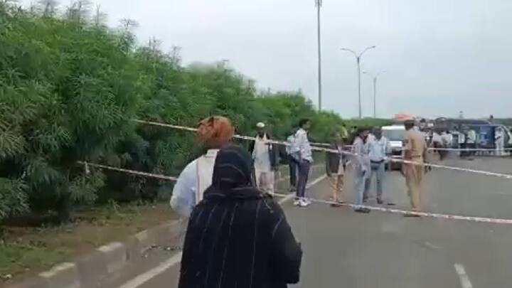 दुसरीकडे पुणे-सोलापूर राष्ट्रीय महामार्गही प्रवाशांसाठी बंद करण्यात आला होता. याठिकाणी पोलिसांनी बॅरिकेट्स लावून हा मार्ग प्रवाशांना बंद केल्याने प्रवासी चांगलेच ताटकळले होते.