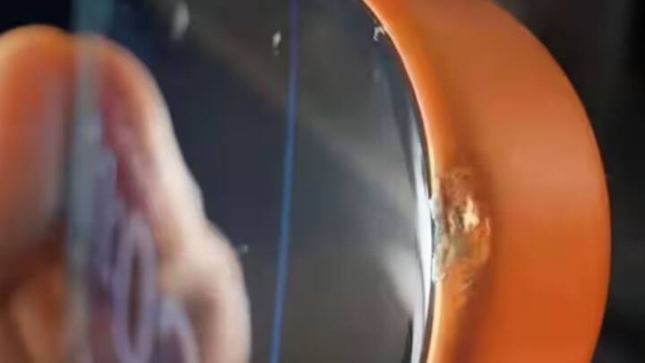 सोशल मीडियावर #Scratchgate ट्रेंड होत आहे आणि विशेषतः Pro आणि Pro Max मॉडेल्सवर सहज चरे पडत असल्याची तीव्र टीका होत आहे.