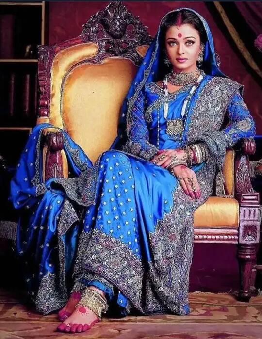 इस करवाचौथ पर अगर आप रॉयल लुक कैरी करना चाहती हैं, तो ऐश्वर्या राय का ये अंदाज आपके लिए परफेक्ट इंस्पिरेशन हो सकता है. ब्लू कलर की हेवी साड़ी में ऐश्वर्या के ये लुक काफी रॉयल लग रहा हैं. उन्होंने नेकलेस और न्यूड मेकअप के साथ इस लुक को कंप्लीट किया.