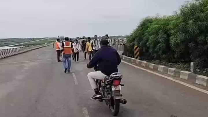 लातूर-मुंबई ही ट्रेन 3 तास उशिराने धावली, तर नांदेडहून 23 सप्टेंबर 2025 रोजी निघणारी व पनवेलहून 23 सप्टेंबर 2025 रोजी निघणारी नांदेड - पनवेल - नांदेड एक्सप्रेस बार्शीमार्गे न जाता अहिल्यानगर मार्गे धावली.