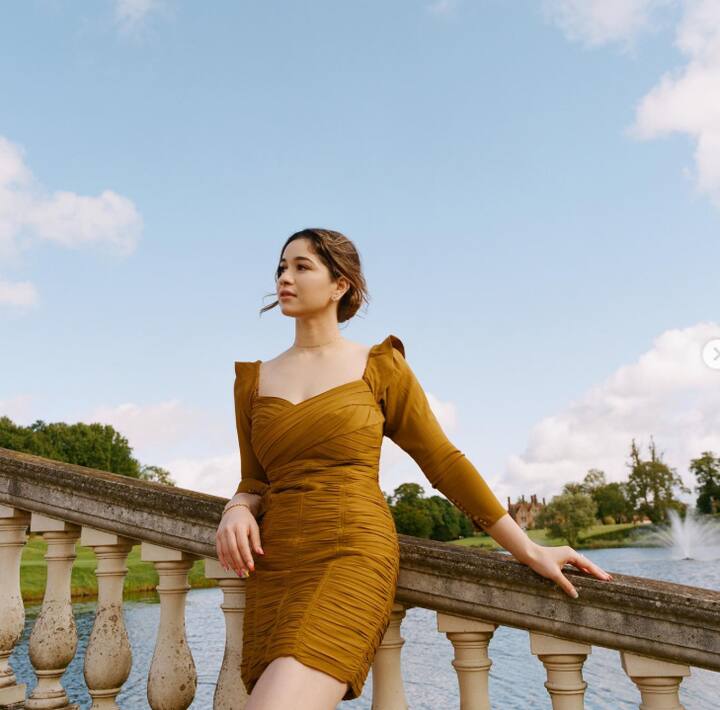 सारा इस शॉर्ट ड्रेस में भी काफी हसीन लग रही हैं. ऊपर से उनकी अदाएं कातिलाना हैं.