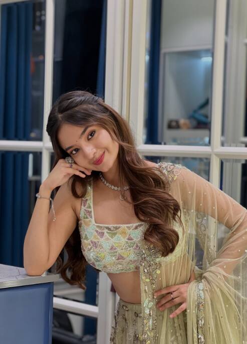 अगर आप गरबा नाइट में जाने की सोच रही हैं तो अनुष्का सेन का ये लुक आपके लिए भी परफेक्ट होगा.