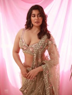 Nikita Sharma Photo: નિકિતા શર્માએ ડીપનેક બ્લાઉઝમાં ફ્લોન્ટ કર્યું ક્લિવેજ