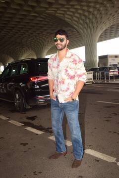 एयरपोर्ट पर जाह्नवी और वरुण धवन ने ली धांसू एंट्री, काफी स्टाइलिश अंदाज में नजर आईं एक्ट्रेस