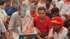 देवरिया में शिवाजी महाराज के विवादित पोस्टर पर विवाद, धरने पर बैठे हिंदू संगठन के कार्यकर्ता