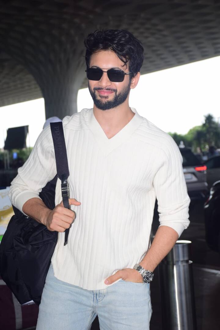 रोहित सराफ ने अपने एयरपोर्ट लुक में क्लीन और फ्रेश स्टाइल रखा. उन्होंने व्हाइट वी-नेक स्वेटर स्टाइल टी शर्ट के साथ लाइट ब्लू डेनिम जींस और व्हाइट स्नीकर्स पहने. उनके ब्लैक बैकपैक और कूल सनग्लासेज़ ने उनके कैज़ुअल लुक को और भी फ्रेश और बॉयिश चार्म दिया.