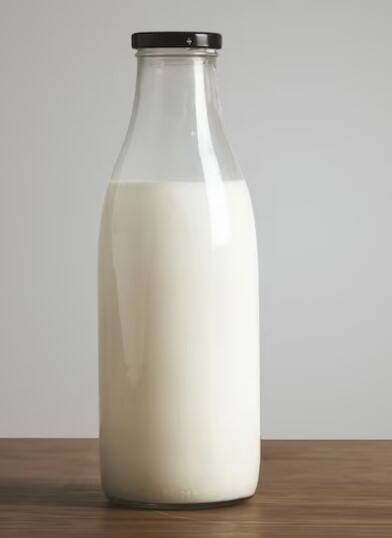 ਮੱਝ ਦਾ ਦੁੱਧ ਗਾੜਾ ਹੁੰਦਾ ਹੈ, ਇਸ ਲਈ ਇਸ ਵਿੱਚ ਕੈਲਸ਼ੀਅਮ ਵੀ ਵੱਧ ਮਿਲਦਾ ਹੈ। ਜਿਨ੍ਹਾਂ ਨੂੰ ਹੱਡੀਆਂ ਨਾਲ ਸੰਬੰਧਤ ਬਿਮਾਰੀ ਹੈ, ਦੰਦ ਕਮਜ਼ੋਰ ਹਨ ਜਾਂ ਕੈਲਸ਼ੀਅਮ ਦੀ ਘਾਟ ਹੈ, ਉਹਨਾਂ ਲਈ ਮੱਝ ਦਾ ਦੁੱਧ ਪੀਣਾ ਫਾਇਦੇਮੰਦ ਹੈ। ਪਰ ਧਿਆਨ ਰੱਖੋ ਕਿ ਕੈਲਸ਼ੀਅਮ ਦੀ ਬਹੁਤ ਵੱਧ ਮਾਤਰਾ ਨਾਲ ਕਿਡਨੀ ਵਿੱਚ ਪੱਥਰੀ ਬਣ ਸਕਦੀ ਹੈ। ਇਸ ਕਰਕੇ ਕਿਡਨੀ ਦੇ ਮਰੀਜ਼ਾਂ ਨੂੰ ਜਾਂ ਜਿਨ੍ਹਾਂ ਦੇ ਸਰੀਰ ਵਿੱਚ ਪਹਿਲਾਂ ਹੀ ਕੈਲਸ਼ੀਅਮ ਪੂਰਾ ਹੈ, ਉਹਨਾਂ ਨੂੰ ਮੱਝ ਦਾ ਦੁੱਧ ਘੱਟ ਪੀਣਾ ਚਾਹੀਦਾ ਹੈ।