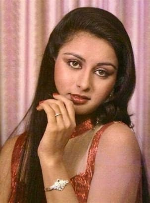 बॉलीवुड शादीज की रिपोर्ट के मुताबिक, शादी के कुछ समय बाद ही पूनम और अशोक की शादी में परेशानियां आने लगीं, क्योंकि अशोक उन्हें बहुत कम समय देते थे और हमेशा काम में व्यस्त रहते थे. पूनम ने एक्टिंग से ब्रेक लिया था, लेकिन बाद में दोबारा काम शुरू किया तो अच्छे प्रोजेक्ट्स नहीं मिले. समय के साथ उनके रिश्ते में दूरी बढ़ गई और वे छोटी-छोटी बातों पर बहस करने लगे.