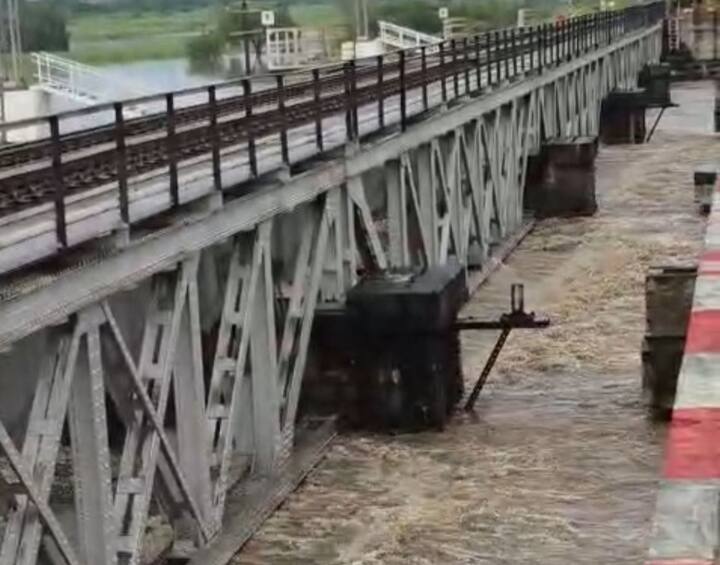 सीना नदीच्या पाण्याची पातळी वाढल्याने रेल्वे पुलापर्यंत पाणी पोहोचले आहे. यामुळे रेल्वे वाहतुकीवर परिणाम झाला असून, या मार्गावरील रेल्वेचा वेग प्रति तास तीस किलोमीटर करण्यात आला आहे.