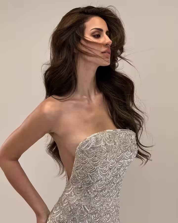 लॅरिसाचा जन्म ब्राझीलमध्ये झाला आणि तिनं वयाच्या 13 व्या वर्षी मॉडेलिंगला सुरुवात केली. अनेक देशांमध्ये मॉडेलिंग केल्यानंतर, 2011 मध्ये ती मुंबईत आली.