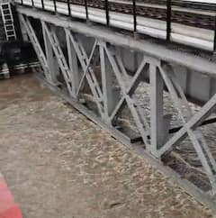 Solapur Rain: दक्षिण भारताचे प्रवेशद्वार असलेल्या सोलापुरतील सीना नदीला पूर; पाणीथेट रेल्वे पुलापर्यंत पोहचल, रेल्वे वाहतुकीवर परिणाम