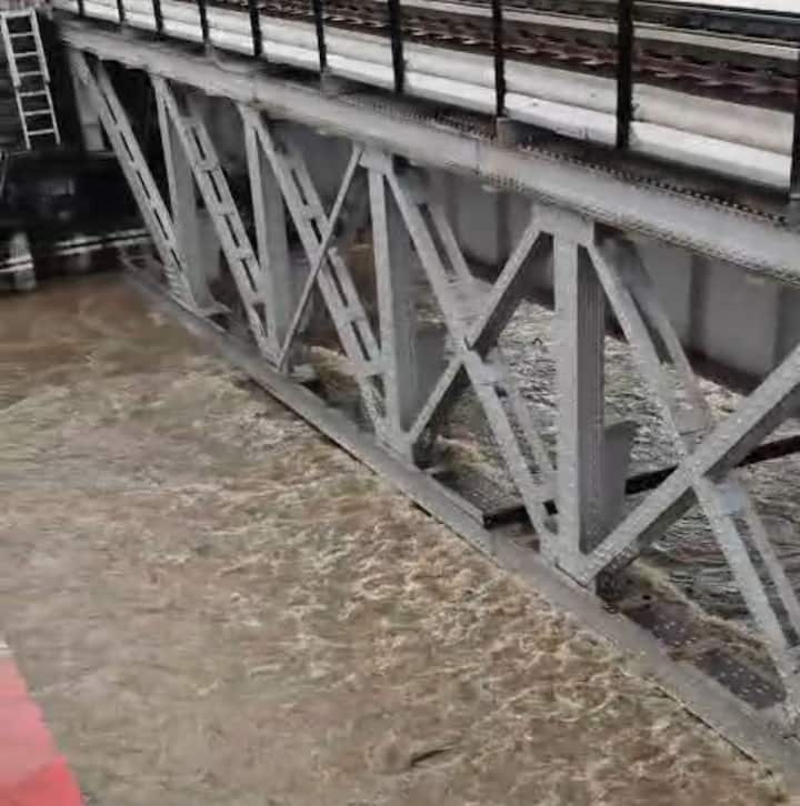 Solapur Rain : सोलापूर जिल्ह्यात मुसळधार पावसामुळे सीना नदीला पूर आला आहे. यामुळे अनेक गावे पाण्याखाली गेली आहेत. खबरदारी म्हणून सलग दुसऱ्या दिवशी सोलापुरातील काही भागांतील शाळांना सुटी जाहीर करण्यात आली आहे. यात उत्तर सोलापूर, माढा, करमाळा, मोहोळ, बार्शी आणि अप्पर तहसील कार्यालय मंद्रू येथील शाळांचा समावेश आहे.