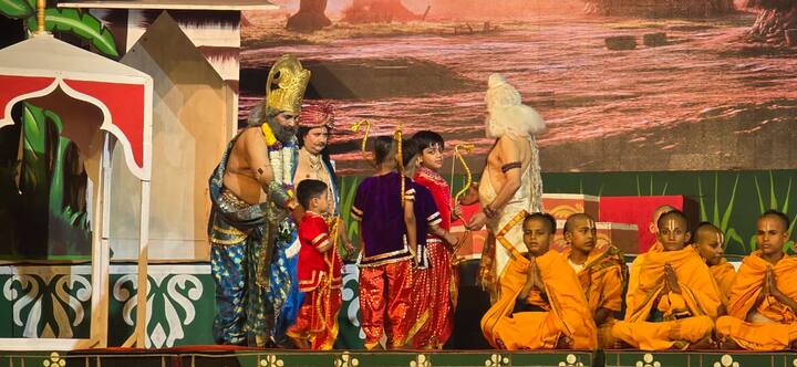 मंचन की शुरुआत राक्षस उत्पात के दृश्य से हुई. इसमें आसुरी शक्तियों द्वारा पृथ्वी पर किए जा रहे अत्याचार का सशक्त चित्रण किया गया. इस प्रसंग ने दर्शकों को त्राहि-त्राहि करती धरती की वेदना और उस समय की भयावह परिस्थितियों का आभास कराया.