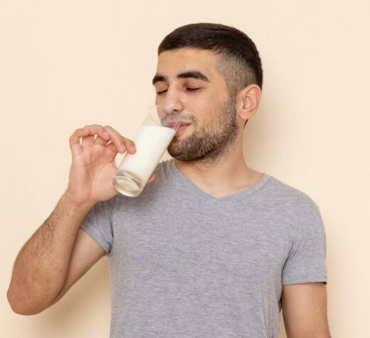 ਬਜ਼ੁਰਗਾਂ, ਨਵਜਾਤ ਅਤੇ ਛੋਟੇ ਬੱਚਿਆਂ ਨੂੰ ਗਾਂ ਦਾ ਦੁੱਧ ਪੀਣ ਦੀ ਸਲਾਹ ਦਿੱਤੀ ਜਾਂਦੀ ਹੈ ਕਿਉਂਕਿ ਇਹ ਹੌਲੀ-ਹੌਲੀ ਪਚਦਾ ਹੈ। ਜੇ ਕਿਸੇ ਨੂੰ ਕੋਈ ਬਿਮਾਰੀ ਹੈ ਜਾਂ ਦਵਾਈ ਲੈ ਰਹੇ ਹਨ, ਤਾਂ ਉਹ ਆਪਣੇ ਡਾਕਟਰ ਦੀ ਸਲਾਹ ਅਨੁਸਾਰ ਹੀ ਦੁੱਧ ਦਾ ਸੇਵਨ ਕਰਨ।