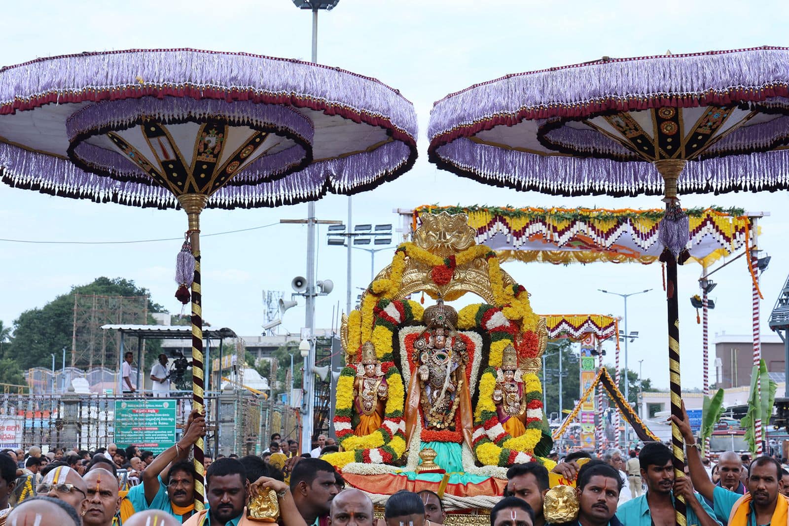 Tirumala Brahmotsavam 2025: బ్రహ్మోత్సవ ధ్వజారోహణం రోజున శ్రీవారికి భారీ కానుక- స్వర్ణ యజ్ఞోపవీతం ఇచ్చిన భక్తులు 