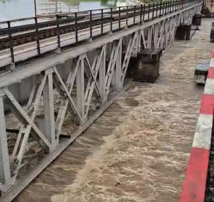 मुसळधार पाऊस आणि पुरामुळे रस्ते वाहतूकही ठप्प झाली आहे. सोलापूर-पुणे राष्ट्रीय महामार्ग आणि सोलापूर-कोल्हापूर राष्ट्रीय महामार्ग बंद करण्यात आले आहेत. रस्ते वाहतूक बंद असल्याने प्रवाशांनी रेल्वे प्रवासाला पसंती दिली आहे.