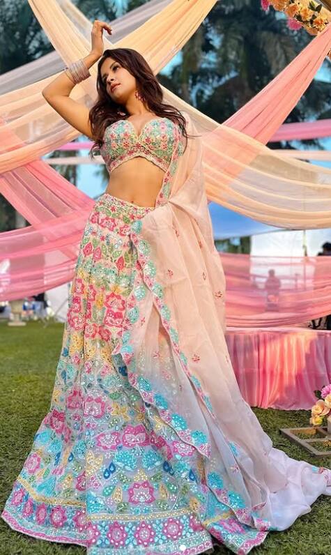 अवनीत कौर इस वाइब्रेट लहंगे में काफी खूबसूरत पोज देते हुए नजर आ रही हैं. डांडिया नाइट पर आप इस लुक को रिक्रिएट कर सकती हैं.