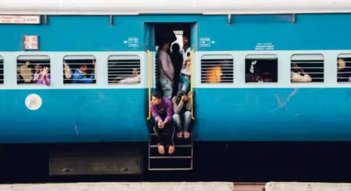 ટિકિટ ફક્ત પરિવારના સભ્યોને જ ટ્રાન્સફર કરી શકાય છે. આ સંદર્ભમાં રેલવે ટિકિટ જીવનસાથી, માતાપિતા, બાળક અથવા ભાઈ-બહેનના નામે ટ્રાન્સફર કરી શકાય છે. આ માટે મુસાફરે મુસાફરીના ઓછામાં ઓછા 24 કલાક પહેલા સ્ટેશન માસ્ટર અથવા સંબંધિત રેલવે અધિકારીને લેખિત અરજી સબમિટ કરવી પડશે.