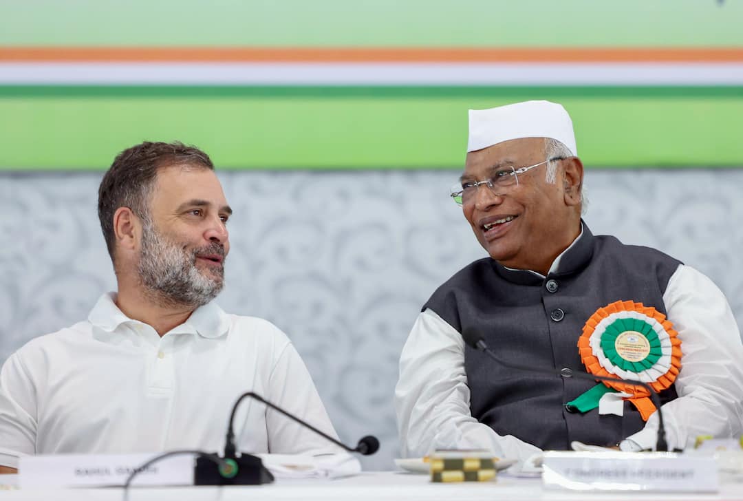 Congress Leader Rahul Gandhi and President Mallikarjun Kharge CWC Meeting Patna CM Yogi Discussion चुनाव बिहार का और CWC की बैठक में चर्चा CM योगी की, क्या संदेश देना चाहते हैं राहुल गांधी?