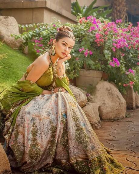 एक्ट्रेस इस ग्रीन लहंगे में भी काफी जच रही हैं. अपने लुक को उन्होंने हैवी ईयरिंग्स के साथ कंप्लीट किया है.
