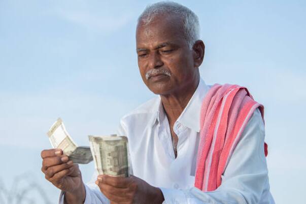 पीएफ काढण्यासाठी यूएएन पोर्टलवर लॉगिन करून ओटीपीद्वारे क्लेम फॉर्म भरावा लागतो.