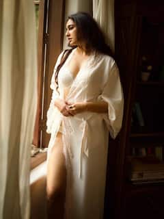 Megha Shukla Photo: વ્હાઈટ બિકીનીમાં મેઘા શુક્લાએ ફ્લોન્ટ કર્યું કર્વી ફીગર