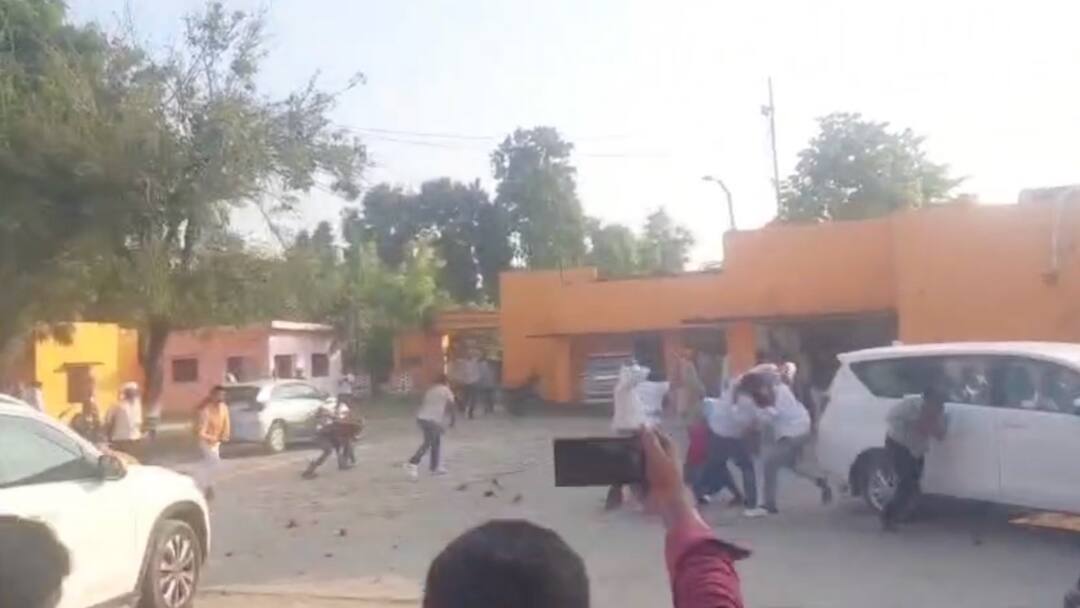 Gonda BJP MLA and block pramukh representative supporter clashes and stone pelting ann गोंडा में BJP विधायक और ब्लॉक प्रमुख प्रतिनिधि के समर्थक भिड़े, जमकर हुई मारपीट और पत्थरबाजी