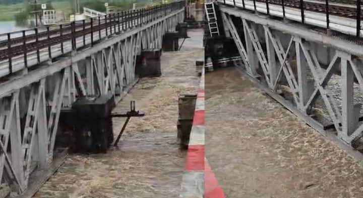 Solapur: सोलापूर जिल्ह्यात मुसळधार पावसामुळे सीना नदीला पूर आला आहे. यामुळे अनेक गावे पाण्याखाली गेली आहेत. खबरदारी म्हणून सलग दुसऱ्या दिवशी सोलापुरातील काही भागांतील शाळांना सुटी जाहीर करण्यात आली.