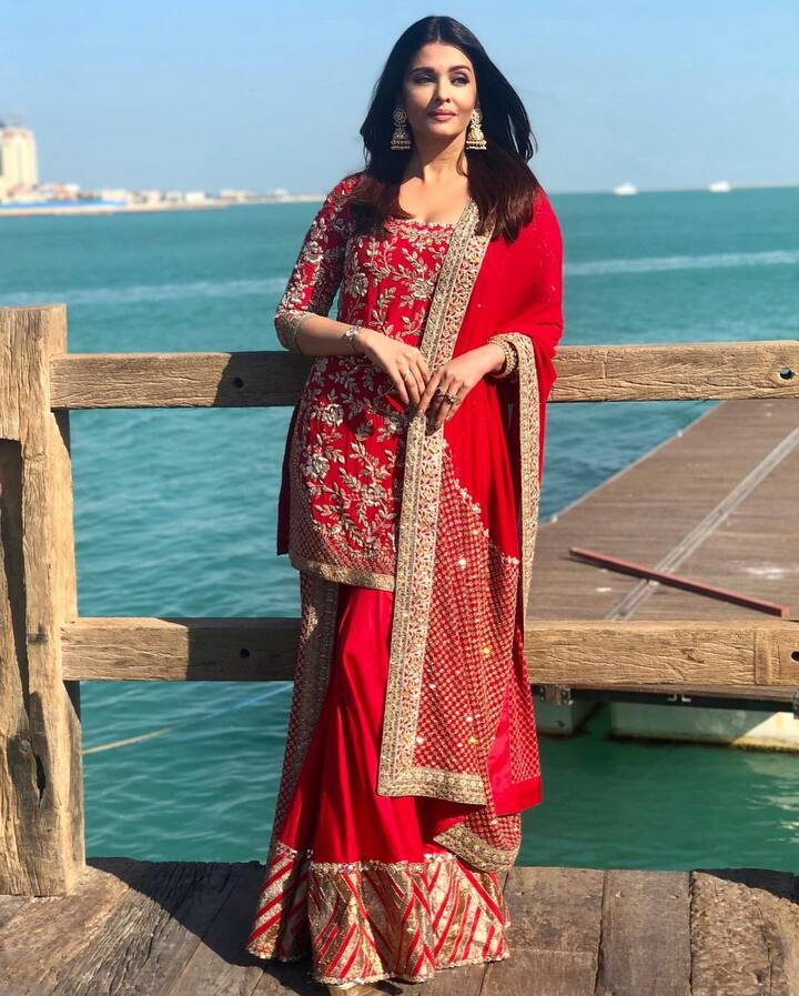 इस तस्वीर में ऐश्वर्या ने रेड कलर का एथनिक सरारा सूट पहना है. साथ ही उन्होनें हैवी झुमके कैरी किए है, मिनिमल मेकअप के साथ उन्होनें इस लुक को कंप्लीट किया है. ऐश्वर्या का ये एथनिक लुक आपके के लिए परफेक्ट हो सकता है.