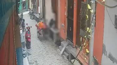 UP: गाजियाबाद में केले बेचने वाले की गंदी हरकत, 7 साल की बच्ची का पैर चूमा, लोगों ने की पिटाई