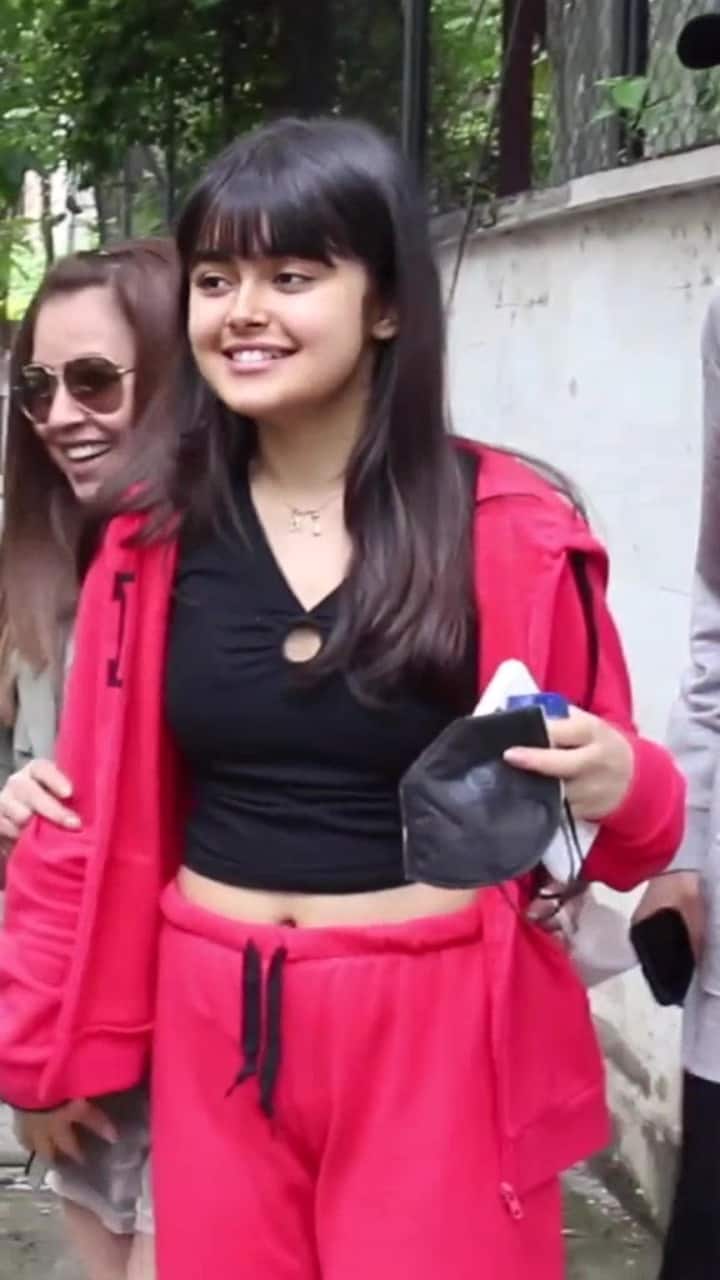 Talking about the education of Ariana, she is 12th pass.