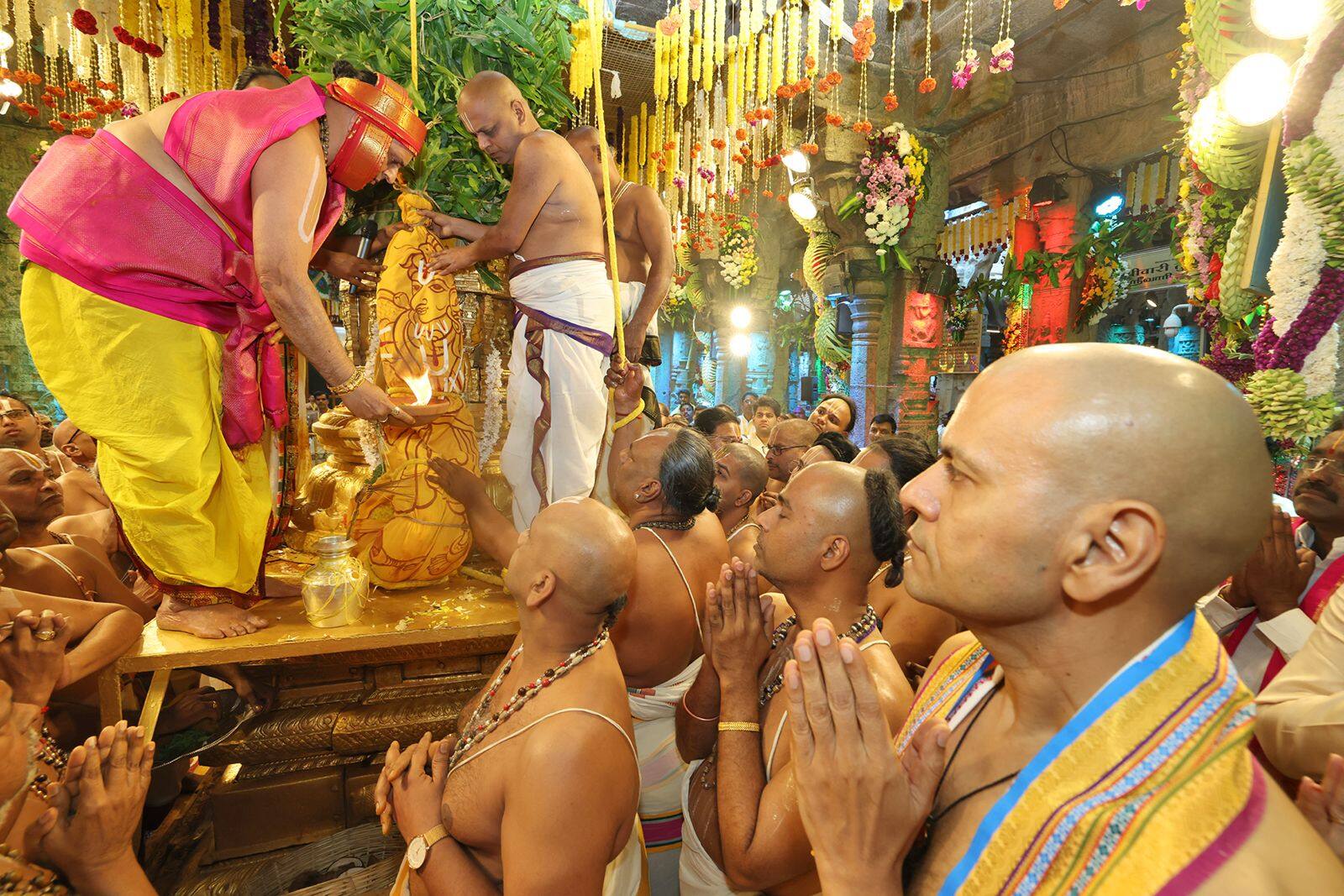 Tirumala Brahmotsavam 2025: బ్రహ్మోత్సవ ధ్వజారోహణం రోజున శ్రీవారికి భారీ కానుక- స్వర్ణ యజ్ఞోపవీతం ఇచ్చిన భక్తులు 
