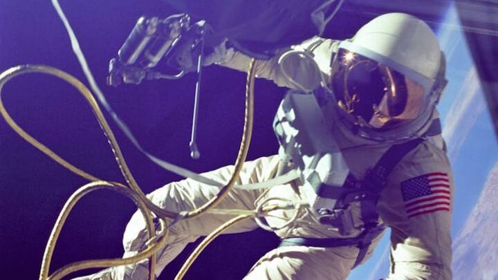 इसे स्किन पर लगाकर गीले कपड़े से पोंछ दिया जाता है और फिर सूखे तौलिये से सुखा लिया जाता है. इस प्रक्रिया से बहुत कम पानी खर्च होता है और शटल के अंदर कोई गंदगी भी नहीं फैलती है.