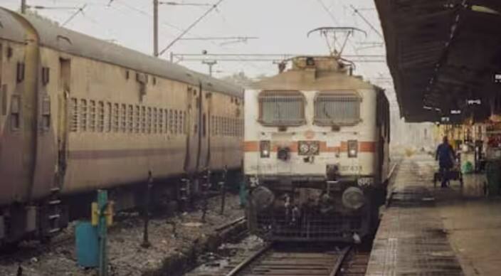 દેશમાં દરરોજ લાખો લોકો ટ્રેનમાં મુસાફરી કરે છે. ભારતીય રેલવે વિશ્વનું ચોથું સૌથી મોટું રેલવે નેટવર્ક છે, અને દરરોજ 13,000 થી વધુ ટ્રેનો દોડે છે. તેથી ટિકિટ સંબંધિત નાની વિગતો પણ મુસાફરો માટે મહત્વપૂર્ણ માનવામાં આવે છે.