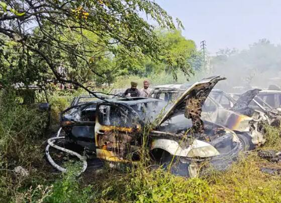 ਮੁਹਾਲੀ ‘ਚ ਪਾਰਕਿੰਗ ‘ਚ ਖੜ੍ਹੀਆਂ ਕਾਰਾਂ ਨੂੰ ਲੱਗੀ ਅੱਗ, ਮੱਚ ਗਿਆ ਭਾਂਬੜ; 10 ਗੱਡੀਆਂ ਸੜ ਕੇ ਹੋਈਆਂ ਸੁਆਹ fire in Mohali Parking ਮੁਹਾਲੀ ‘ਚ ਪਾਰਕਿੰਗ ‘ਚ ਖੜ੍ਹੀਆਂ ਕਾਰਾਂ ਨੂੰ ਲੱਗੀ ਅੱਗ, ਮੱਚ ਗਿਆ ਭਾਂਬੜ; 10 ਗੱਡੀਆਂ ਸੜ ਕੇ ਹੋਈਆਂ ਸੁਆਹ