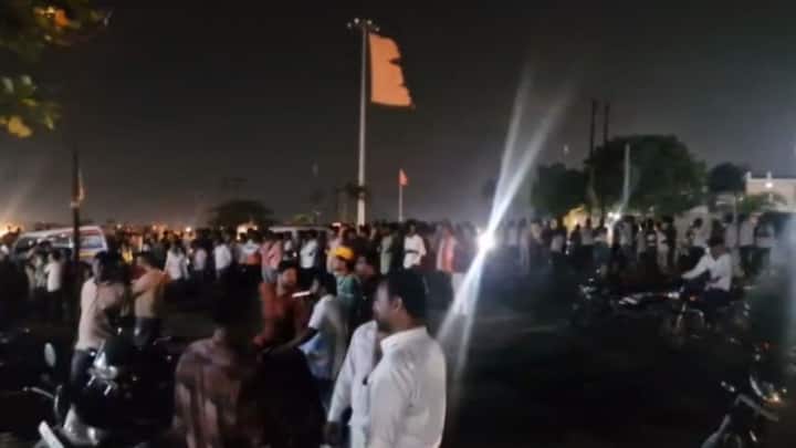 या घटनेबाबत मिळालेल्या माहितीनुसार, प्रियकराने आधी प्रेयसीची हत्या केली व नंतर स्वतःलाही भोसकून घेऊन आत्महत्या केली. खामगाव शहरातील हॉटेल जुगनूमधील या थरारक हत्याकांडाने शहर हादरलं आहे.