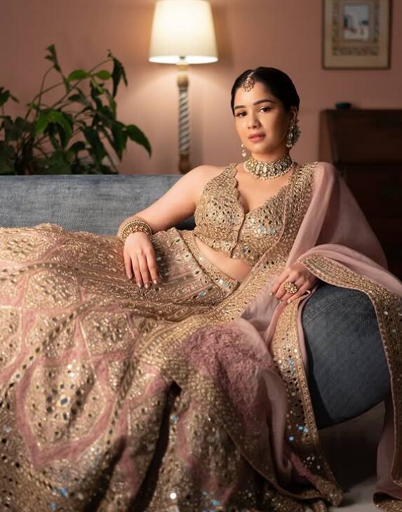 अपनी पढ़ाई के अलावा, सारा तेंदुलकर ने फ़ैशन और मॉडलिंग की दुनिया में भी कदम रखा है. पिछले कुछ सालों में, उन्होंने अपने स्टाइल और ग्रेस से लोगों का ध्यान खींचा है और इस इंडस्ट्री में एक प्रमुख हस्ती बन गई हैं. उन्होंने जाने-माने डिज़ाइनरों के साथ काम किया है और दुनिया भर के प्रेस्टिजियस फ़ैशन इवेंट्स में भी हिस्सा लिया है.