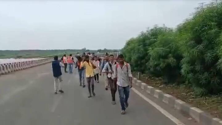 दरम्यान, निदान पायी पूल ओलांडण्यासाठी परवानगी मिळाल्याने प्रवाशांचा जीव भांड्यात पडला असून आपल्या गावी, नातेवाईकांच्या भेटीची ओढ लागलेले प्रवासी आता घराकडे रवाना झाल्याने आनंदित झाल्याचंही दिसून आलं.