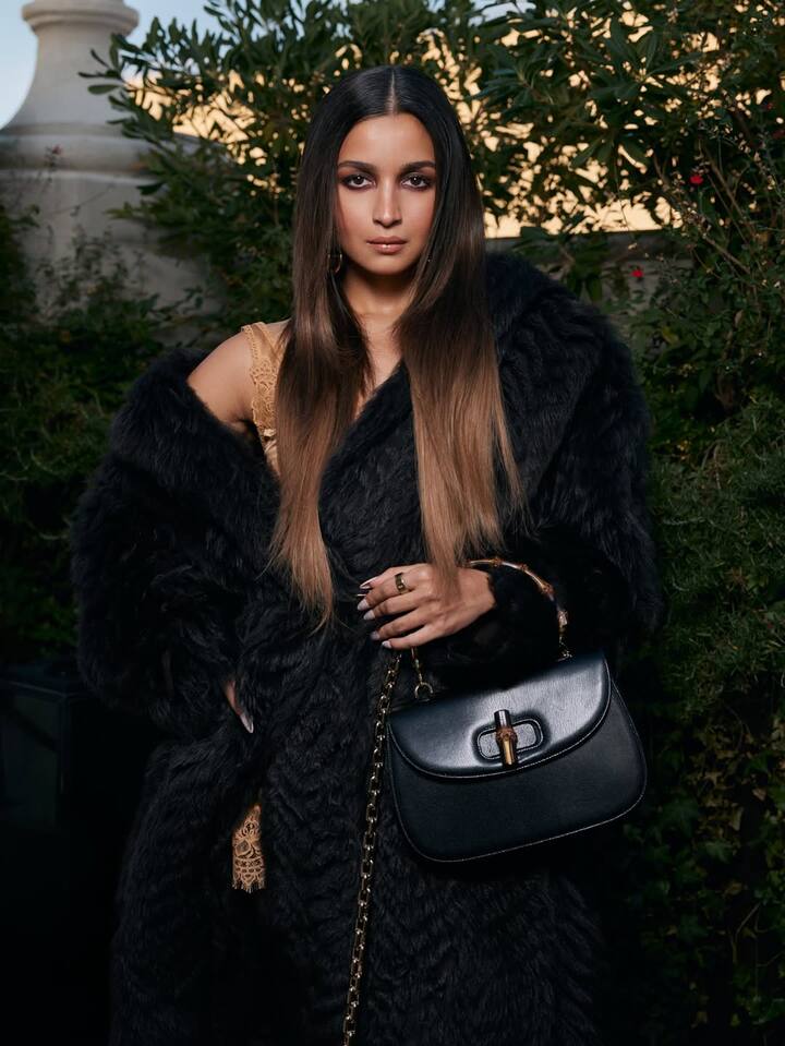Along with it, Alia also carried a black color leather bag which was completing her look.
