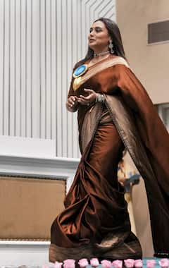 नेशनल अवॉर्ड सेरेमनी में शाहरुख खान ने संभाला रानी मुखर्जी का आंचल, एक्ट्रेस ने संवारे सुपरस्टार के बाल, देखें तस्वीरें