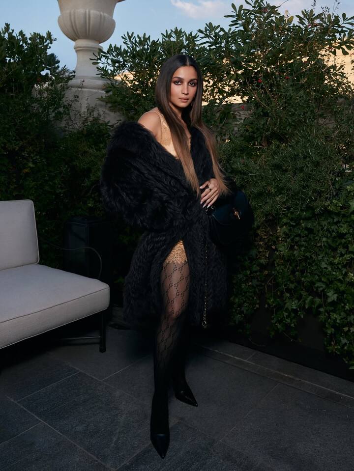 Alia had chosen a very stunning outfit for the event. She appeared in a beige color mini dress, she also wore an oversized coat to create a balance with her dress.