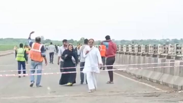 सीना नदी पात्राची पातळी वाढल्याने काल रात्री 11 वाजल्यापासून पुणे-सोलापूर राष्ट्रीय महामार्ग बंद आहे. त्यामुळे, पुणे-सोलापूर राष्ट्रीय महामार्गावरील प्रवासी खोळंबून पडले आहेत.